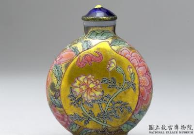 图片[2]-Glass-body painted enamel snuff bottle with a peach-and-flower design on a gold background, Qing dynasty, Qianlong reign (1736-1795)-China Archive